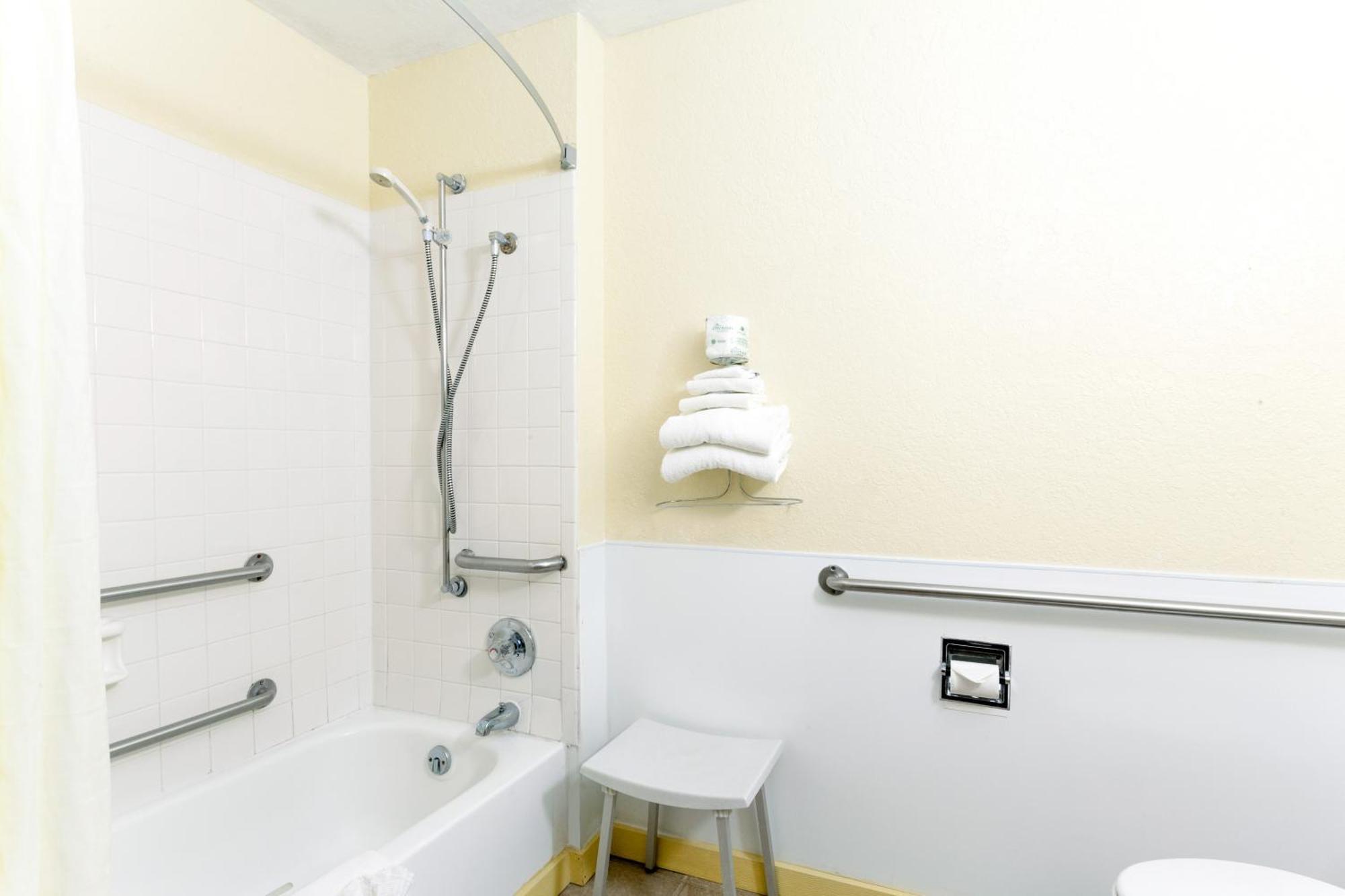 Super 8 By Wyndham Bath Hammondsport Area Motel Room photo